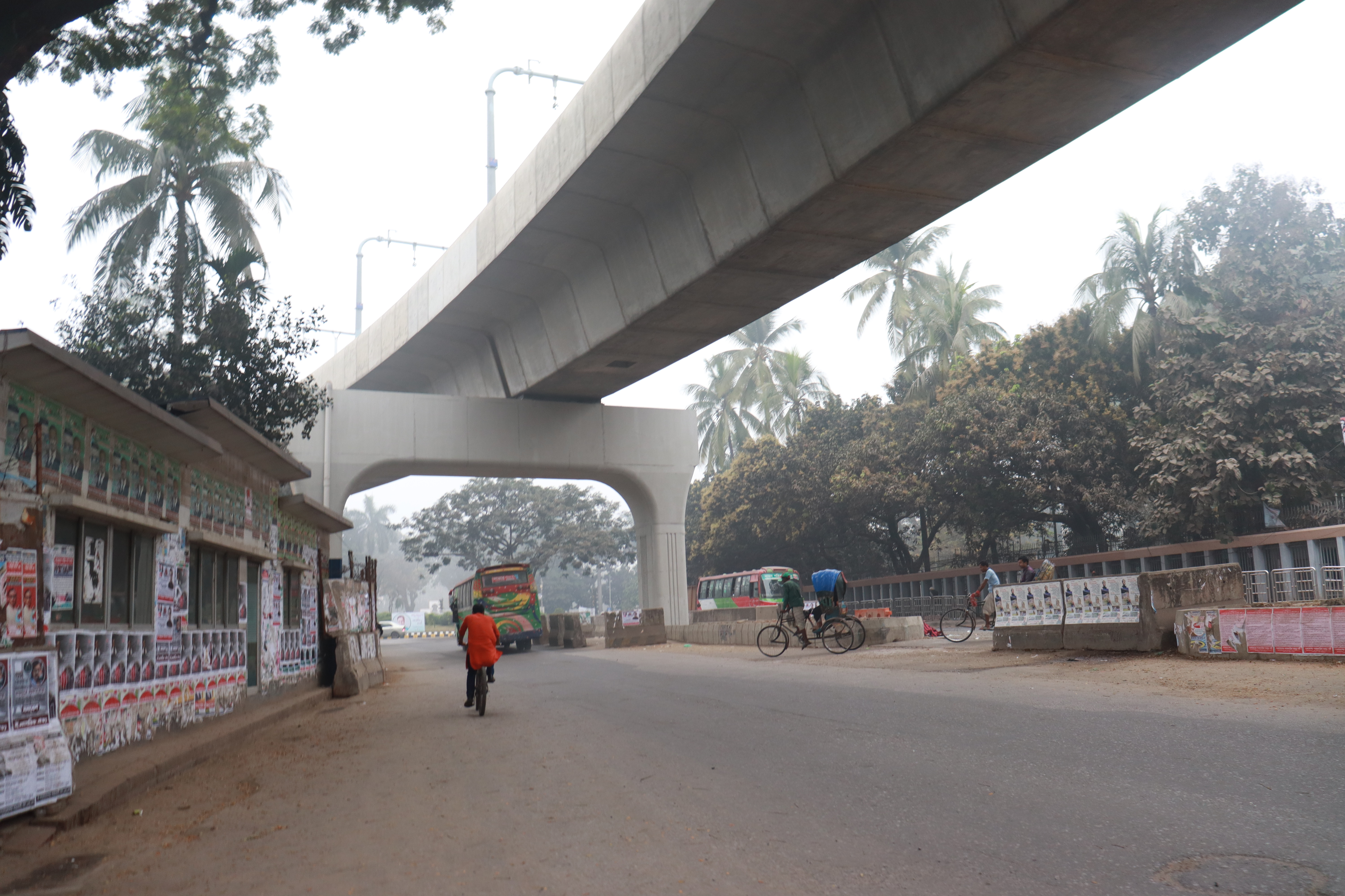 Arc of an elevated metro viaduct in Dhaka